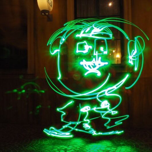 eine lichtgemalte comic-figur-im strommuseum